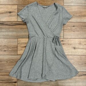 ROLLA COSTER Gray Wrap Dress W/ a Tie Waist | Size Medium